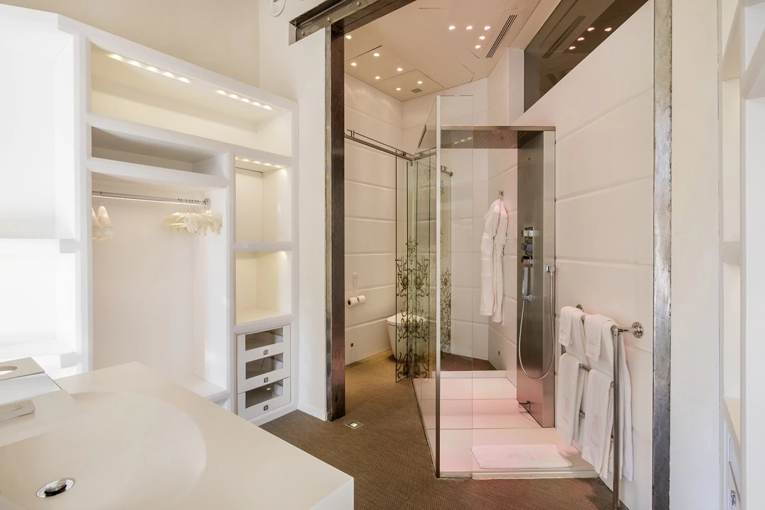 1679316534-Luxury property Barcelona passeig de gracia apartment Germano shower.webp